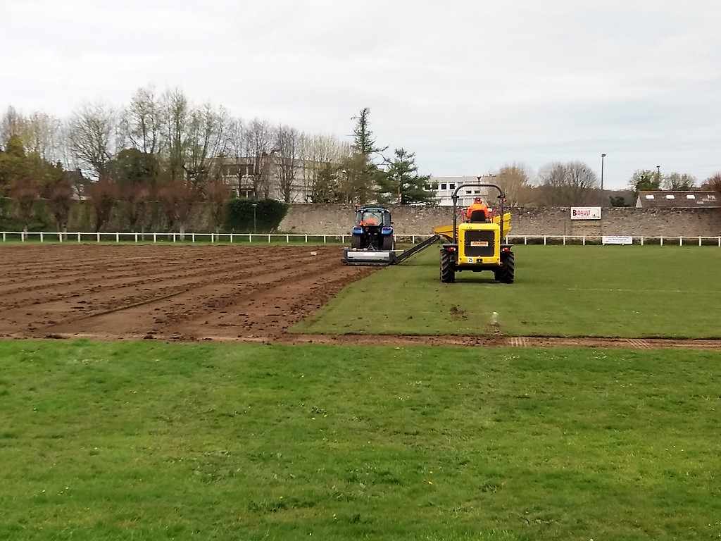 Quintin : Régénération en cours de la pelouse du Stade Jean De Bagneux