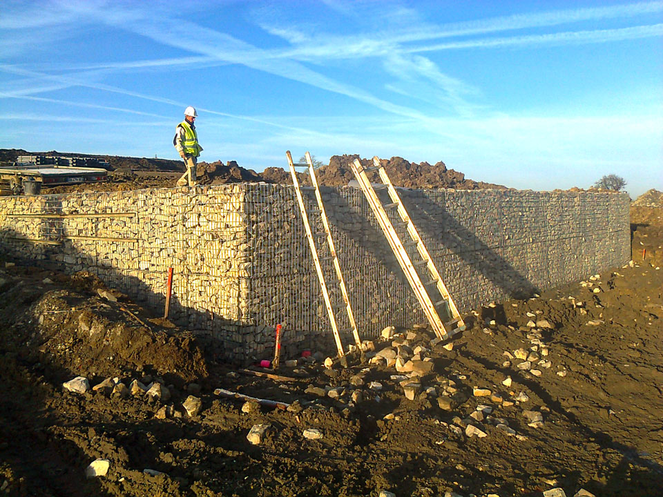 Pose d'un mur de soutènement avec des gabions